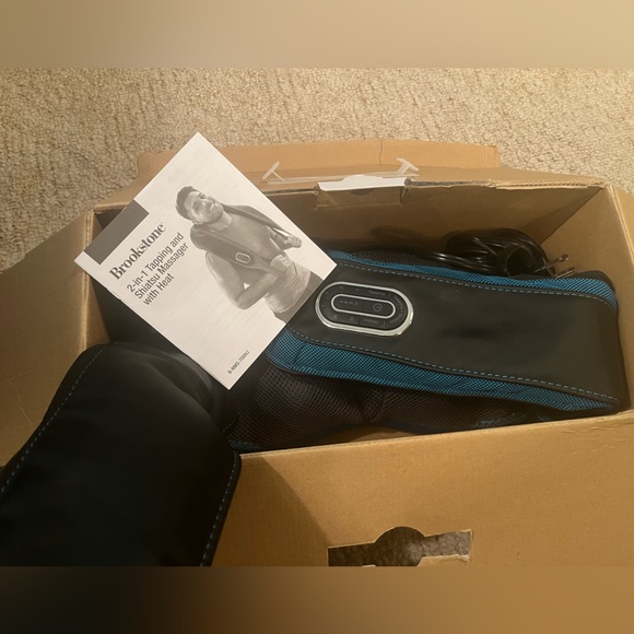 LIKE NEW Brookstone 2 in1 Tapping and Shiatsu neck and shoulder massager w heat - Picture 2 of 4